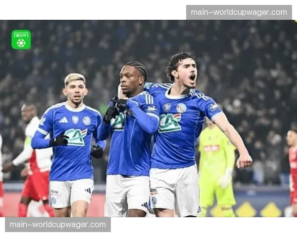 特写镜头：斯特拉斯堡门将泽尔斯扑出点球后，手指天空告慰刚离世的祖父