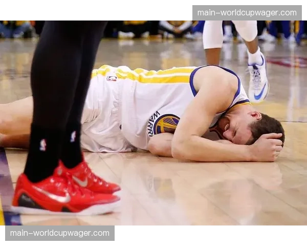 新秀汤普森兄弟首次在NBA赛场对位，现场父母激动落泪