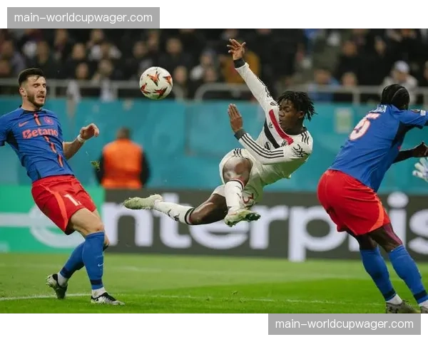 西蒙尼赛后拒谈判罚争议:专注球队表现与欧冠资格争夺 西蒙尼赛后拒谈判罚争议:专注球队表现与欧冠资格争夺