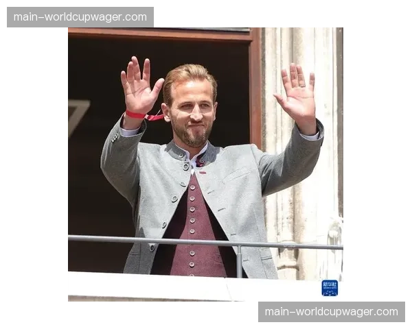 终场哨响，拜仁球员相拥庆祝第34个德甲冠军